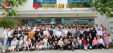 Hơn 100 học sinh từ Thanh Hóa đến tìm hiểu các chương trình du học tại trụ sở Tập đoàn